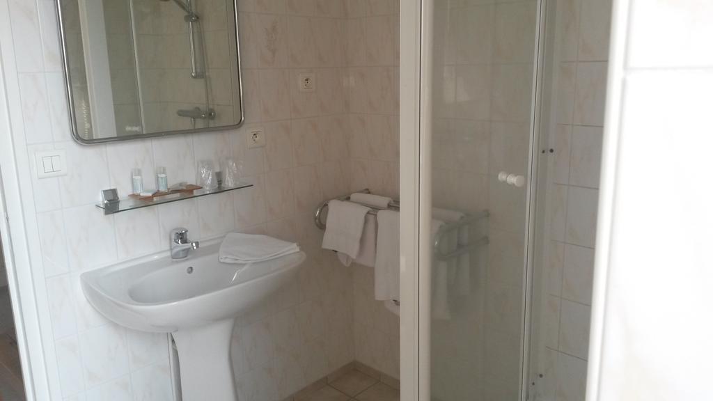 Hotel De L'Agriculture Decize Habitación foto