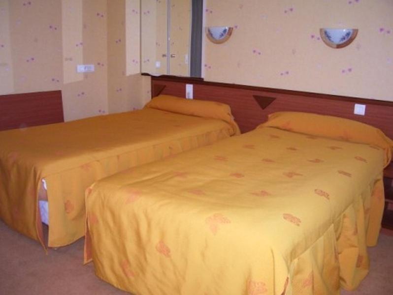 Hotel De L'Agriculture Decize Habitación foto