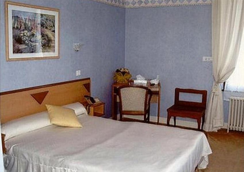 Hotel De L'Agriculture Decize Habitación foto